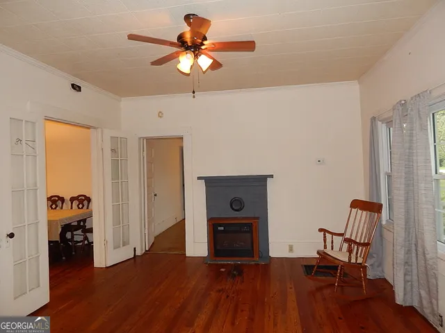 a view of a livingroom with furniture and a ceiling fan