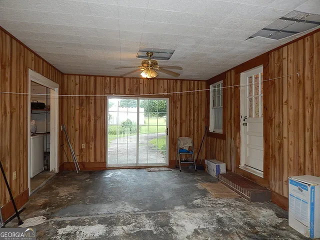 a view of empty room with ceiling fan