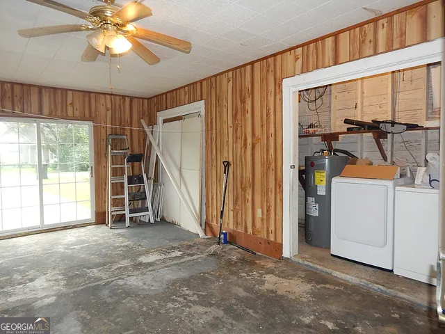 a view of empty room with ceiling fan and window