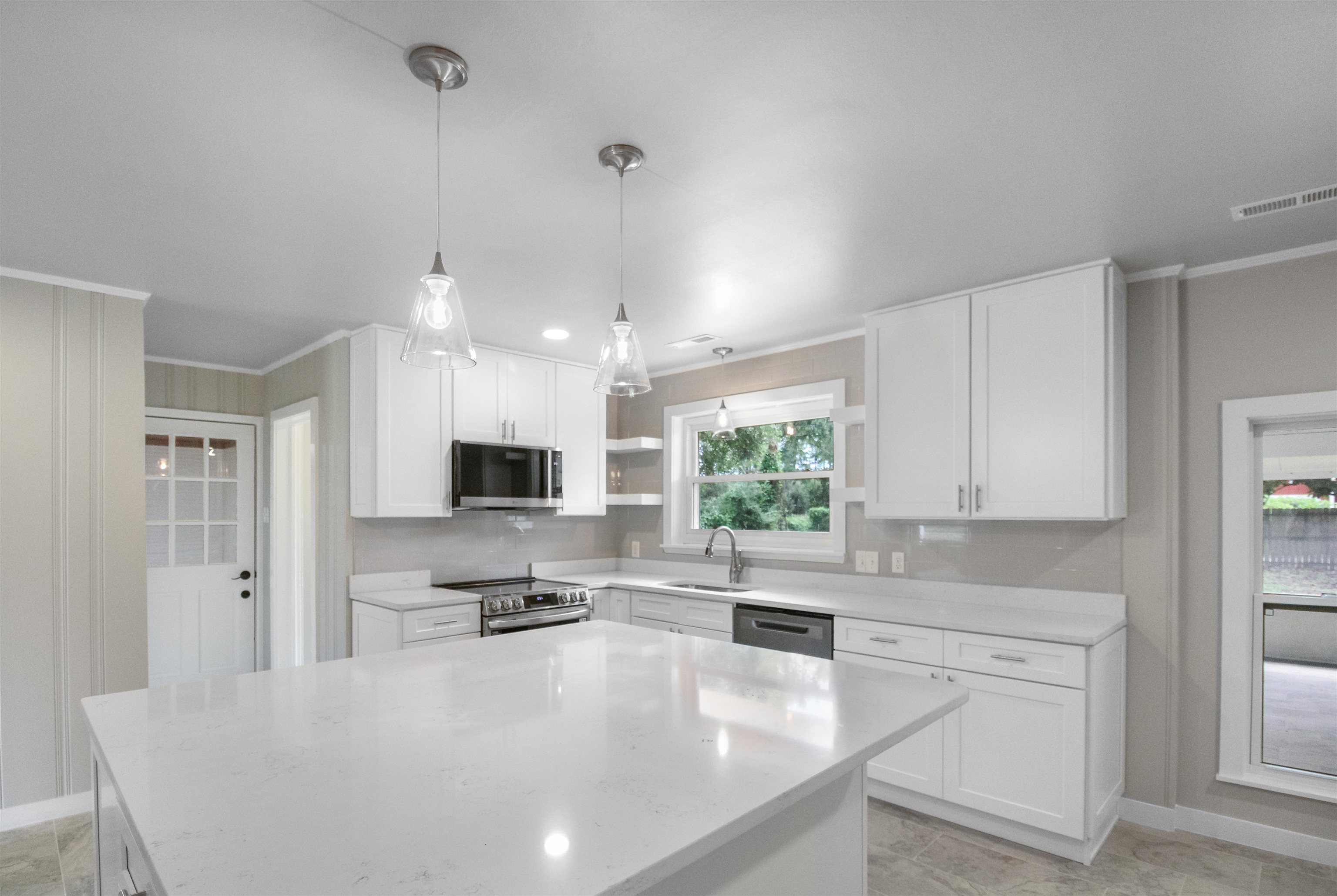 419 West Myrtle Avenue Foley, AL 36535 - Photo 7 of 17 Kitchen