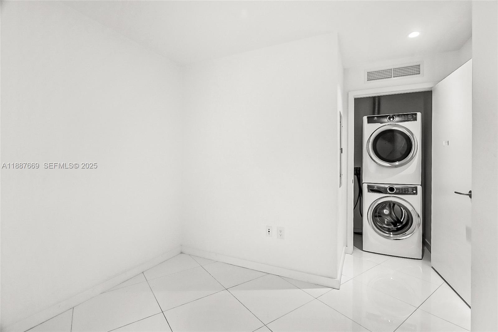 851 Northeast 1st Avenue, Unit 2802 Miami, FL 33132 - Photo 14 of 50 a utility room with dryer and washer