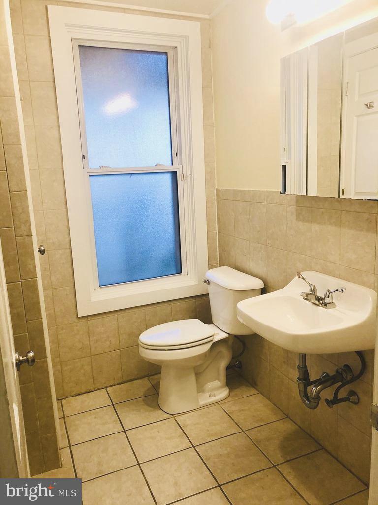 1415 North Harrison Street, Unit 2 Wilmington, DE 19806 - Photo 15 of 21 a bathroom with a sink toilet and shower