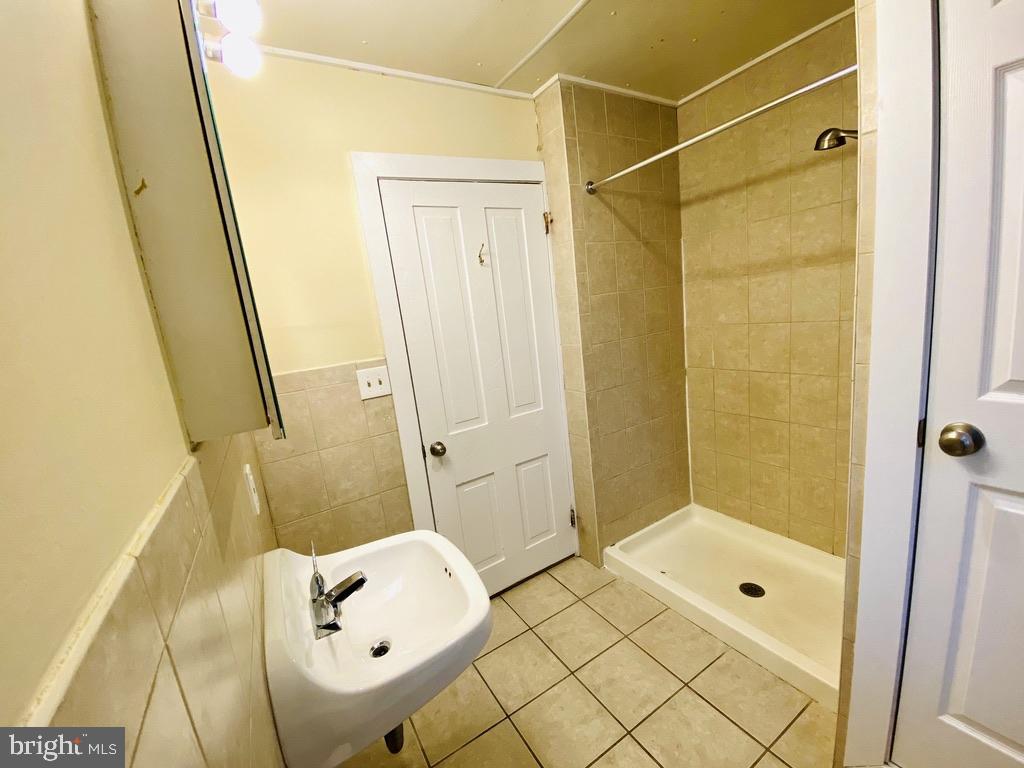1415 North Harrison Street, Unit 2 Wilmington, DE 19806 - Photo 16 of 21 a bathroom with a bathtub and shower