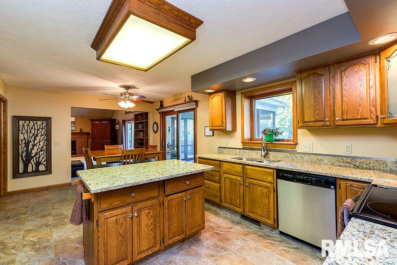 2280 Wynnewood Road Bettendorf, IA 52722 - Photo 4 of 24 Gallery Image 4
