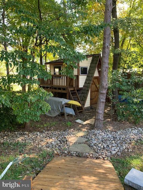 11106 Del Rio Drive Fairfax, VA 22030 - Photo 11 of 48 Walk Way to Shed/Play House