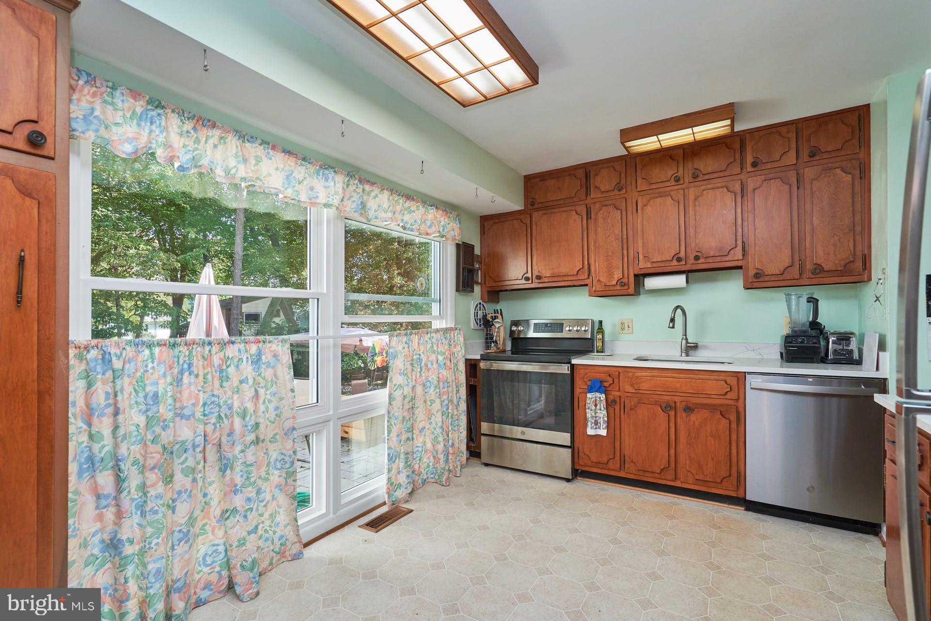 11106 Del Rio Drive Fairfax, VA 22030 - Photo 19 of 48 Kitchen with Space for a Table