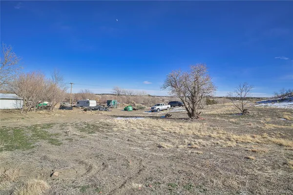 a view of a dirt road near a building