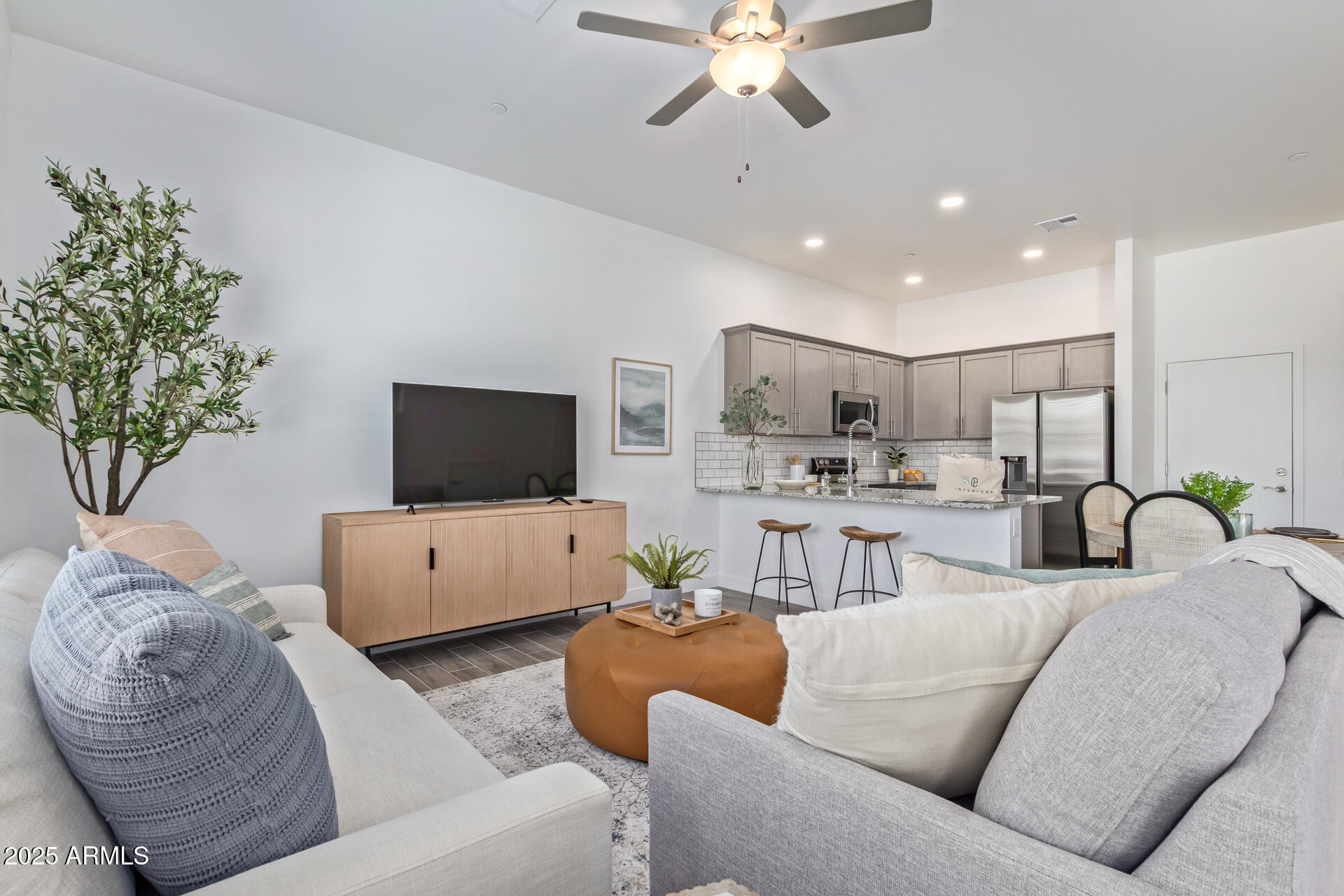 3230 East Thomas Road, Unit 184 Mesa, AZ 85213 - Photo 5 of 30 a living room with furniture kitchen and a chandelier