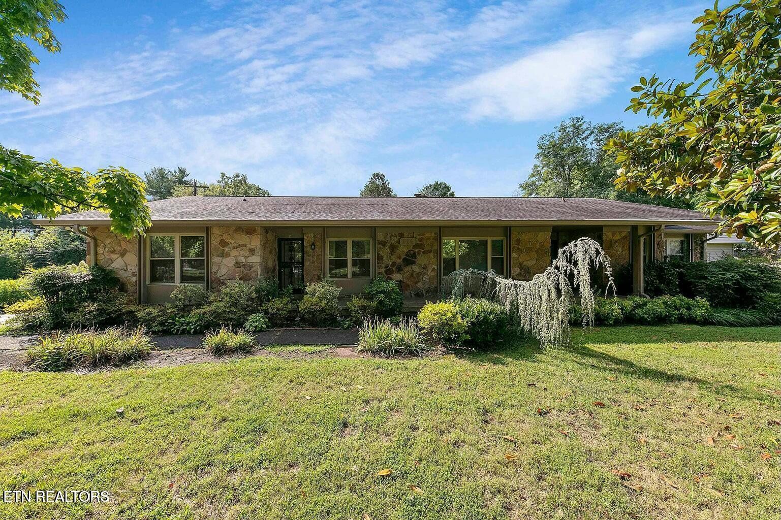 714 Broome Road Northwest, Unit B Knoxville, TN 37909 - Photo 2 of 10 a front view of a house with garden