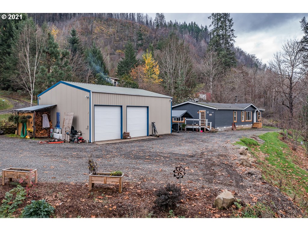 a view of a house with backyard and trees