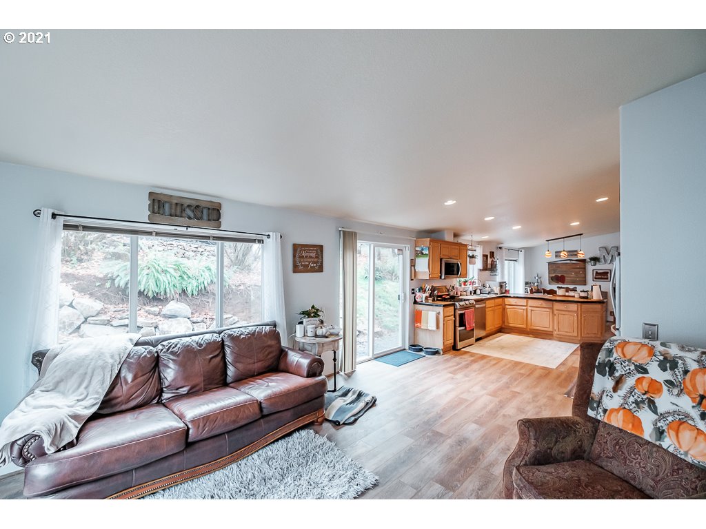 11035 Winstanley Lyons Or 97358 Lyons, OR 97358 - Photo 13 of 31 a living room with furniture and a large window