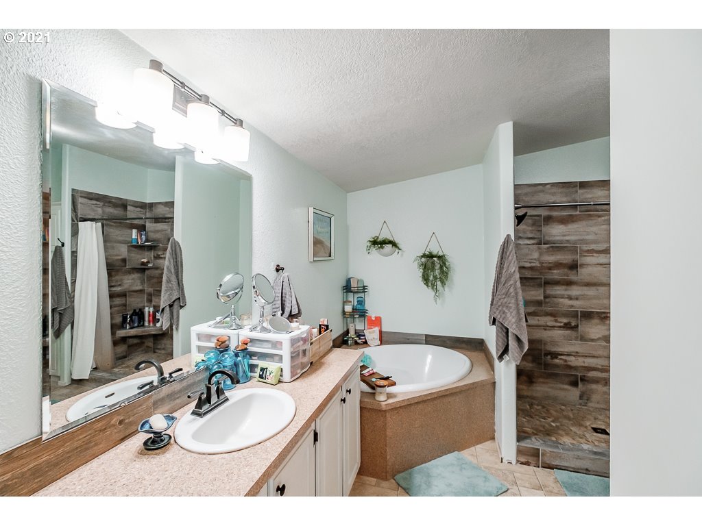 11035 Winstanley Lyons Or 97358 Lyons, OR 97358 - Photo 15 of 31 a bathroom with a tub sink and mirror
