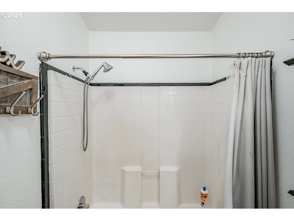 11035 Winstanley Lyons Or 97358 Lyons, OR 97358 - Photo 20 of 31 a picture of a bathroom