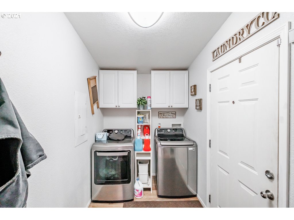 11035 Winstanley Lyons Or 97358 Lyons, OR 97358 - Photo 22 of 31 a kitchen with stainless steel appliances a stove a refrigerator and a cabinets