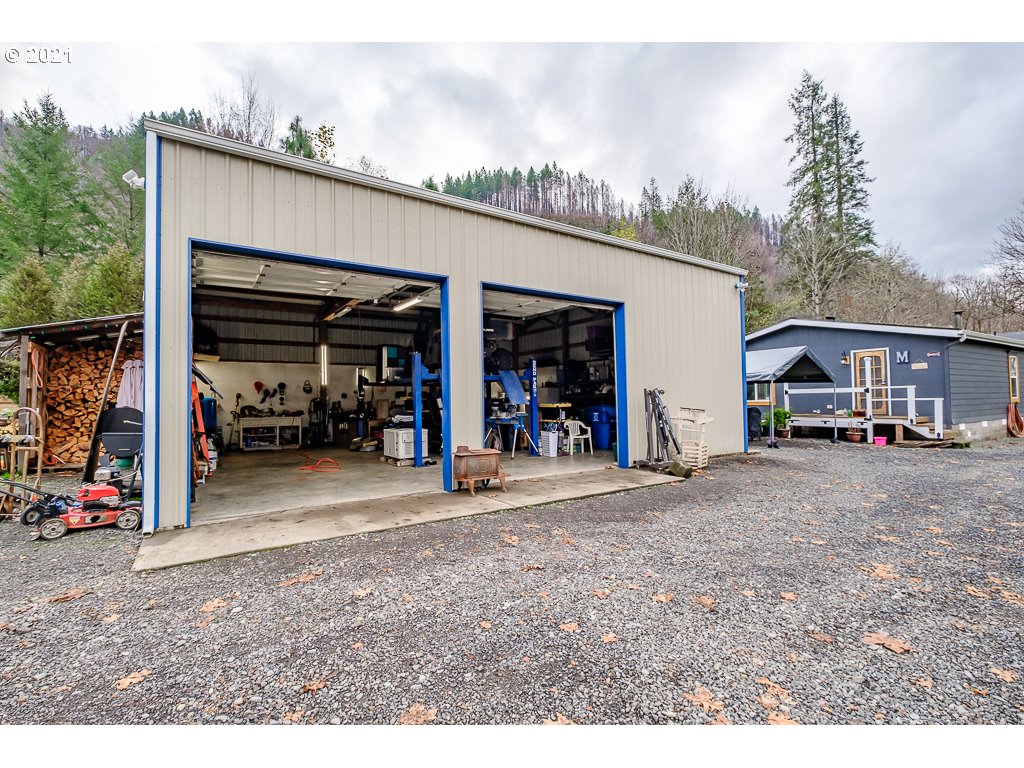 11035 Winstanley Lyons Or 97358 Lyons, OR 97358 - Photo 23 of 31 a view of a car garage