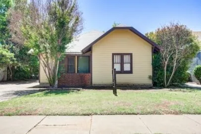 a view of front of a house with a yard