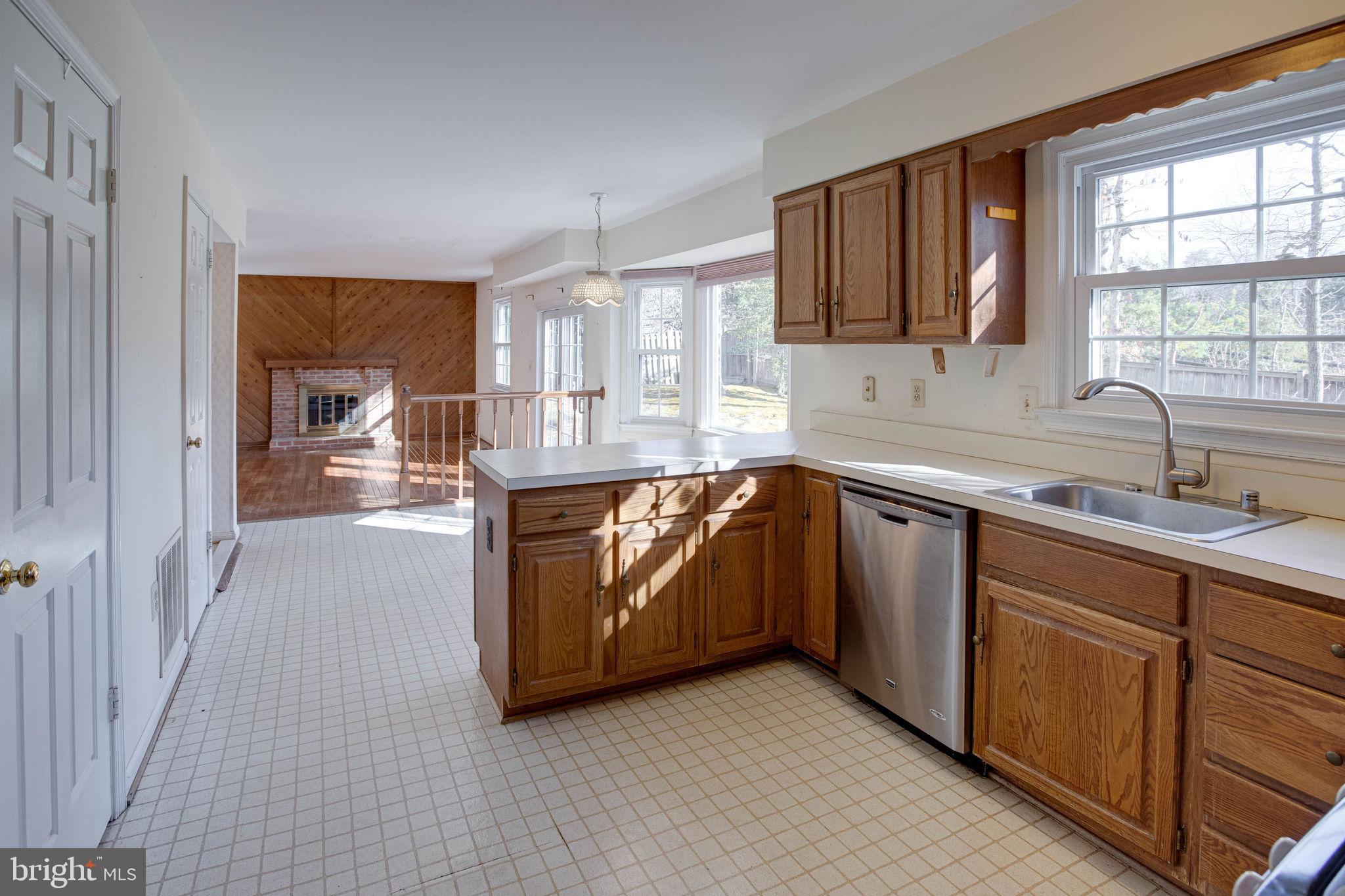 10128 Red Spruce Road Fairfax, VA 22032 - Photo 14 of 48 Kitchen