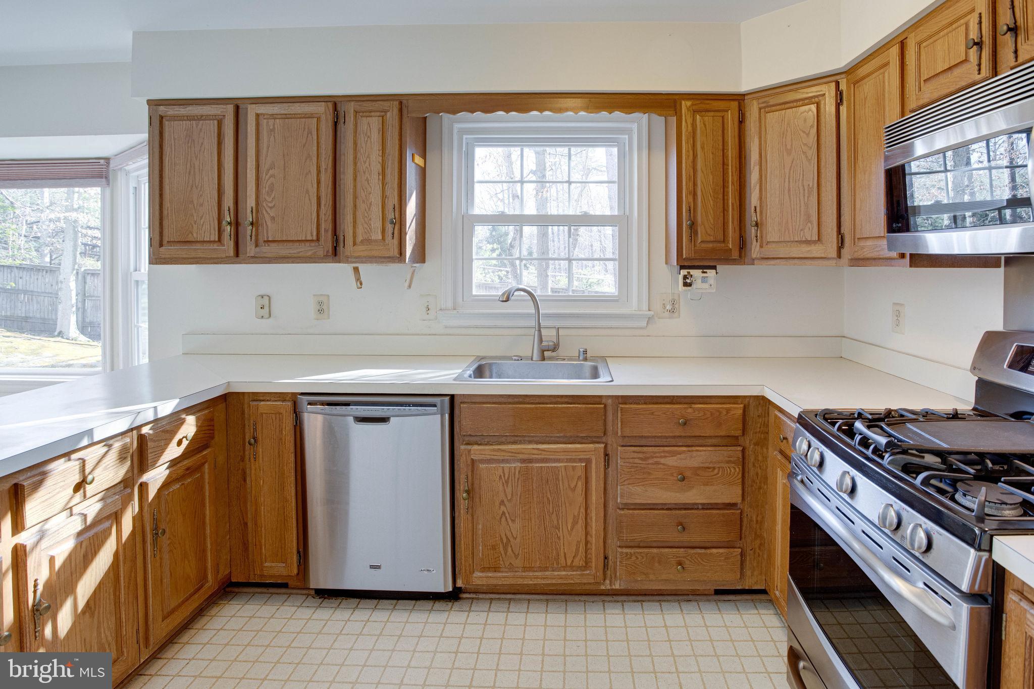 10128 Red Spruce Road Fairfax, VA 22032 - Photo 15 of 48 Kitchen with Stainless Steel Appliances