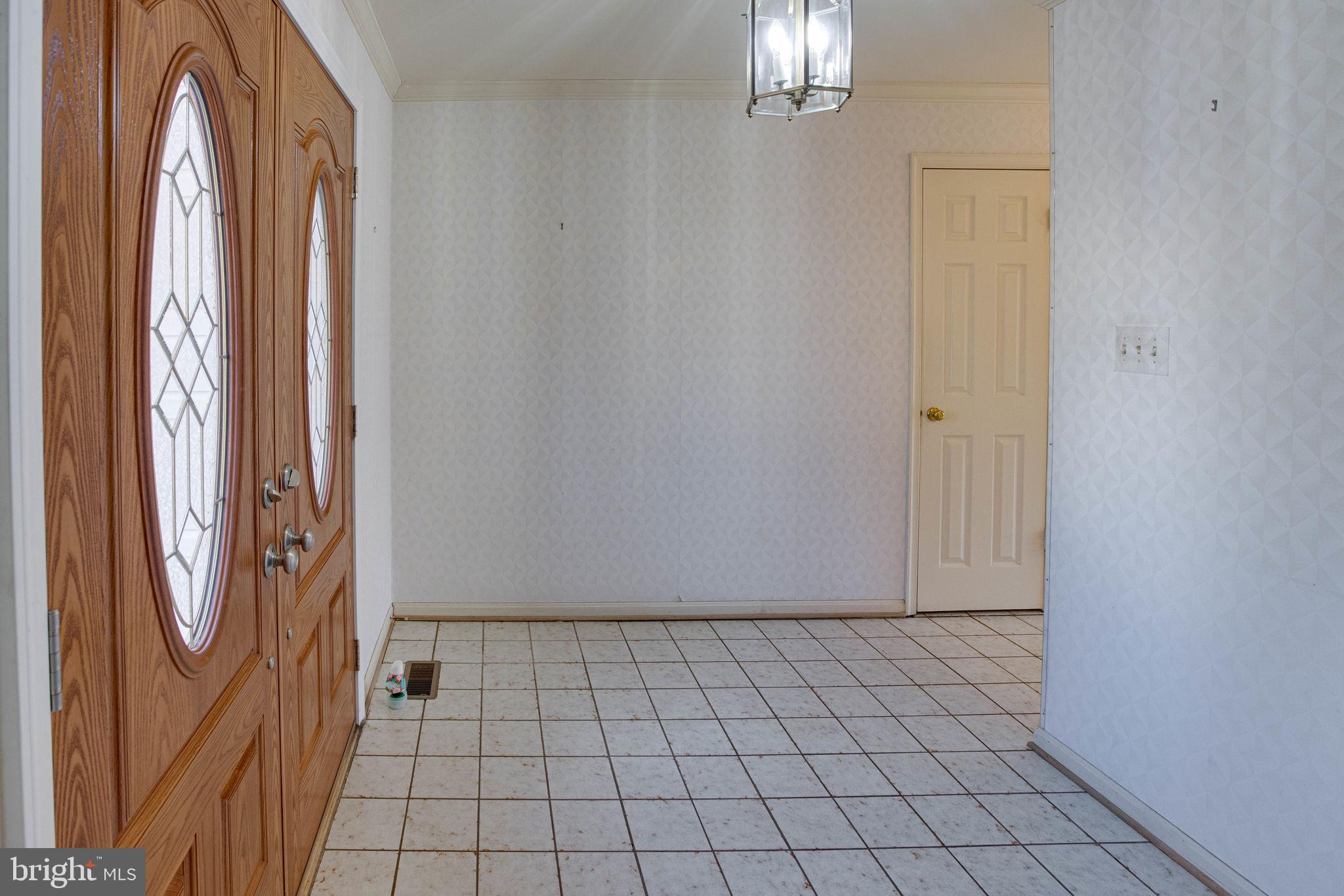 10128 Red Spruce Road Fairfax, VA 22032 - Photo 7 of 48 Foyer entrance