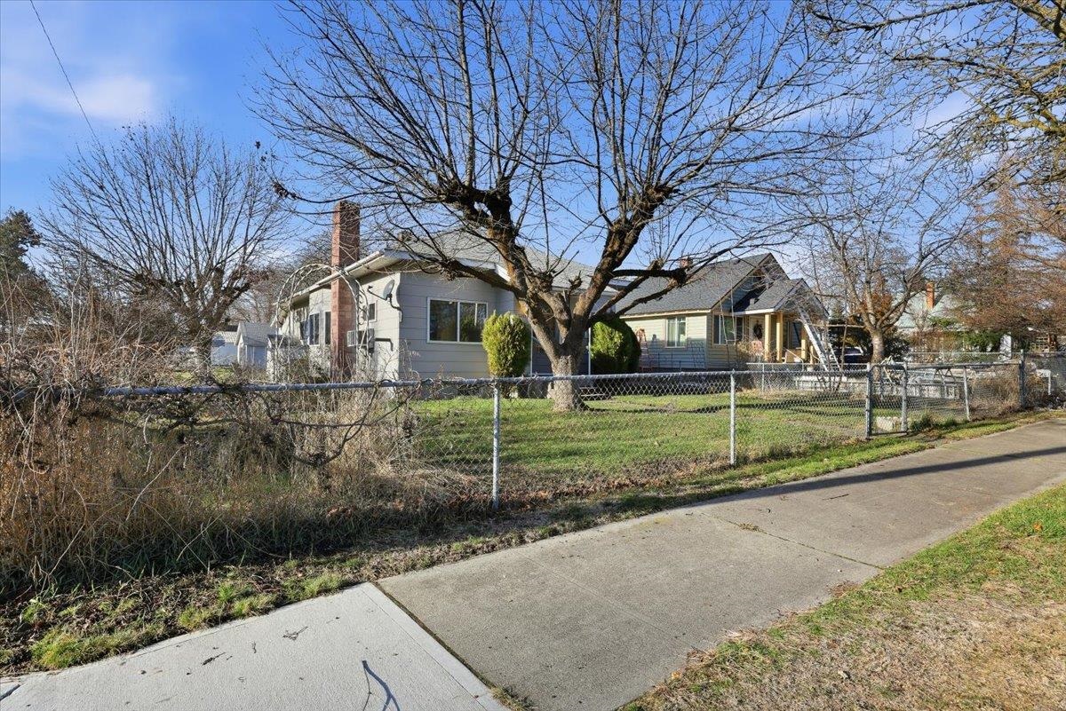 3303 North Stone Street Spokane, WA 99207 - Photo 2 of 20