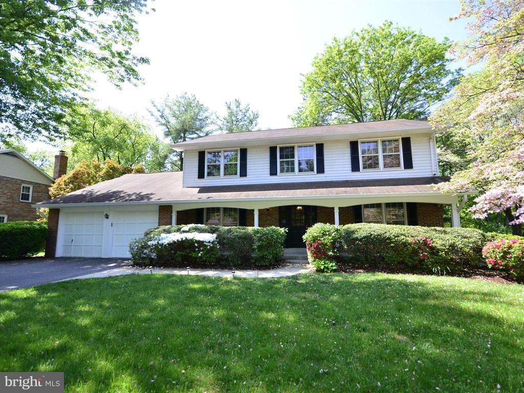17 Pebble Ridge Court Potomac, MD 20854 - Photo 1 of 29 a front view of a house with a garden