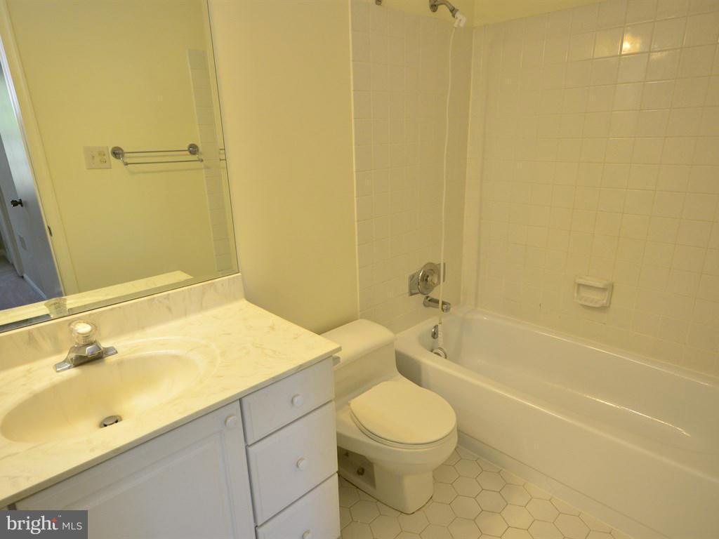 17 Pebble Ridge Court Potomac, MD 20854 - Photo 16 of 29 a bathroom with a toilet a sink and bathtub