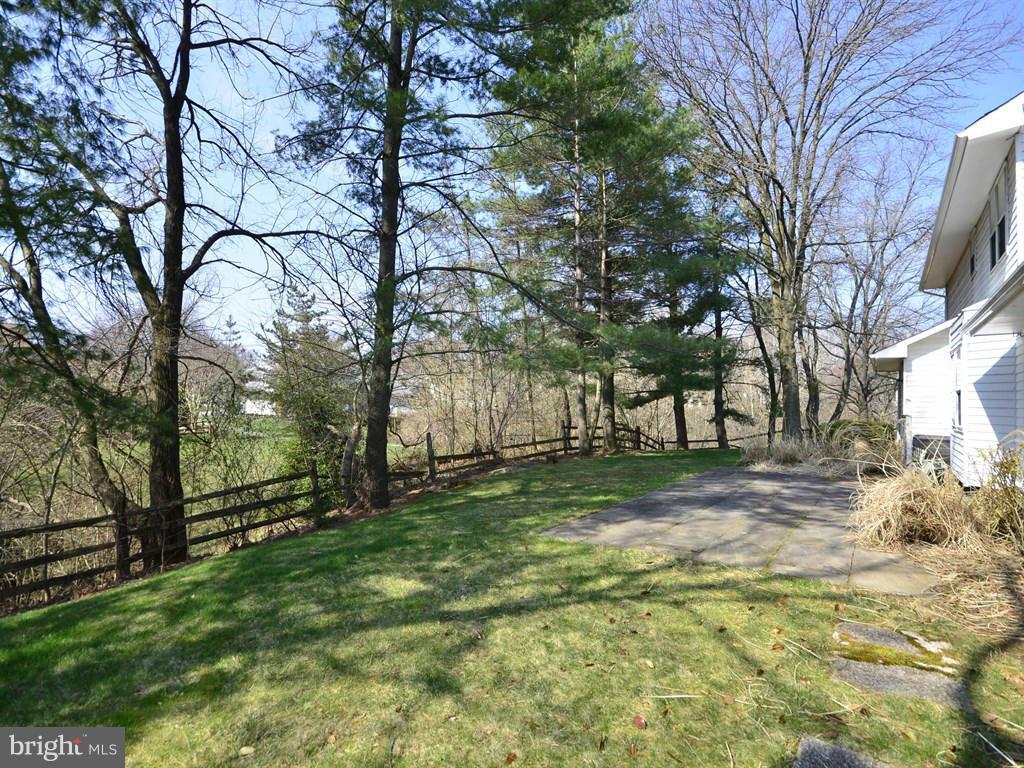 17 Pebble Ridge Court Potomac, MD 20854 - Photo 28 of 29 a backyard of a house with lots of green space