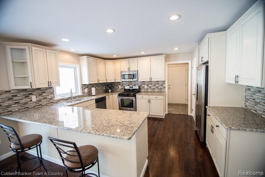 12362 White Lake Road Fenton, MI 48430 - Photo 12 of 39 012.jpg