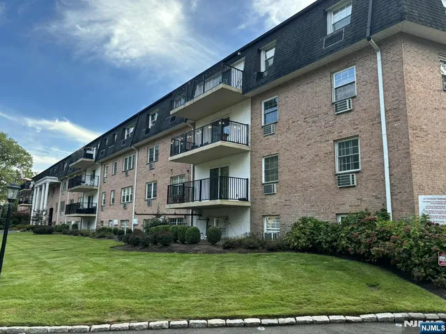 $390,000 | 550 Fairview Avenue, Unit 116, Westwood, NJ 07675