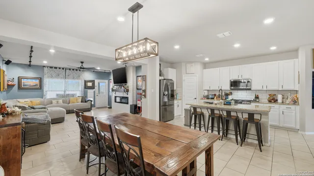 $2,200 | 2011 Sisyphus View, San Antonio, TX 78245