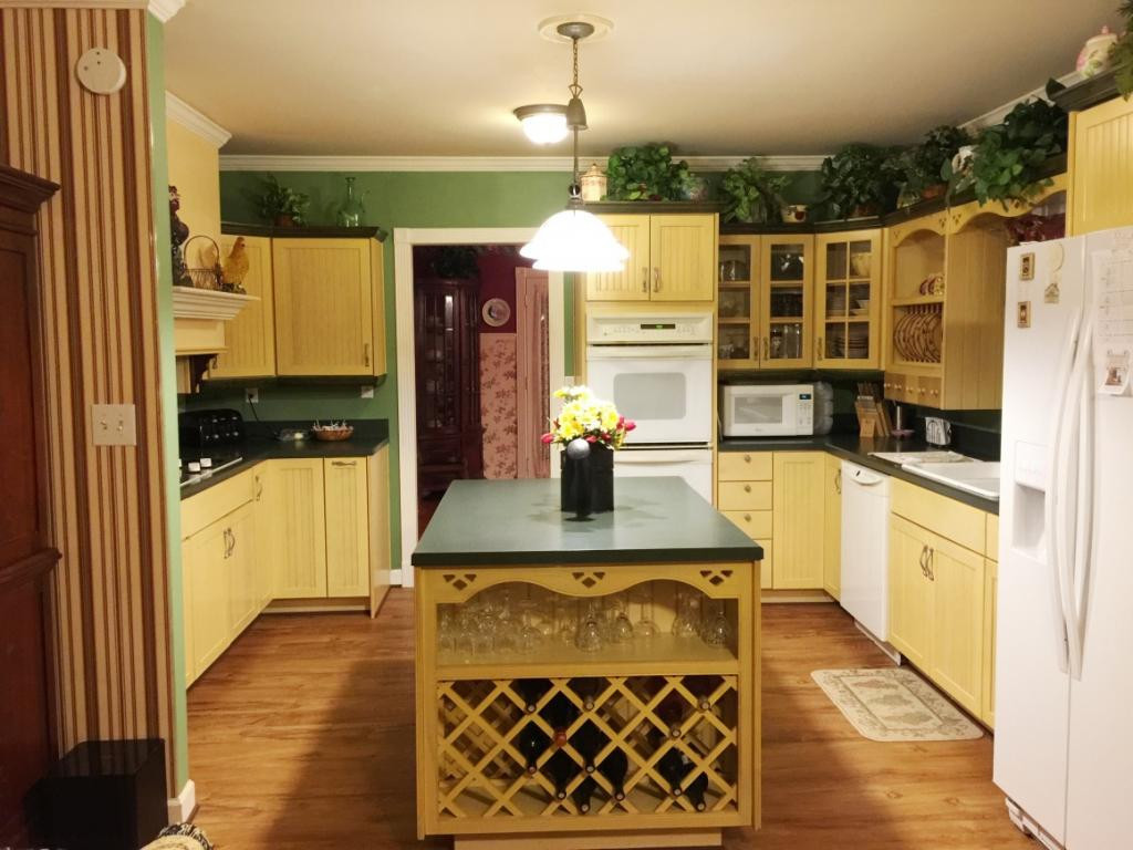 305 River Bend Road Greeneville, TN 37743 - Photo 6 of 36 Large Kitchen