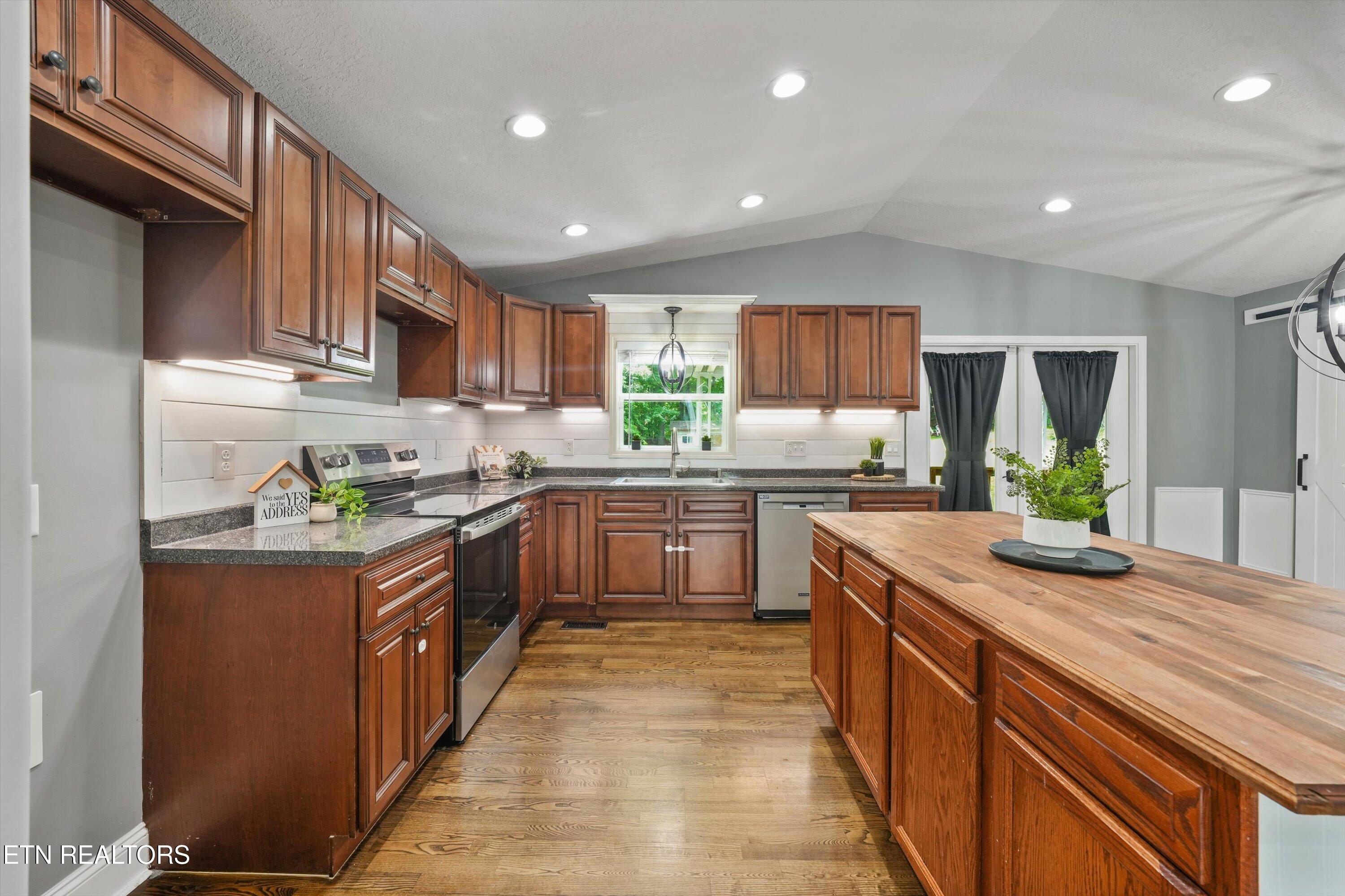 79 Reservoir Road Norris, TN 37828 - Photo 16 of 43 Kitchen