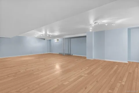 $2,425,000 | 11 Fraydun Lane, Scarsdale, NY 10583