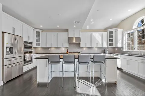 $2,425,000 | 11 Fraydun Lane, Scarsdale, NY 10583