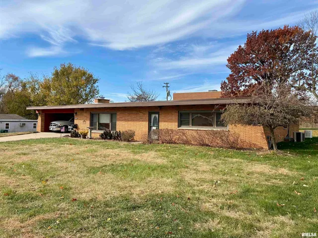 $260,000 | 526 Edgewood Drive, Quincy, IL 62301