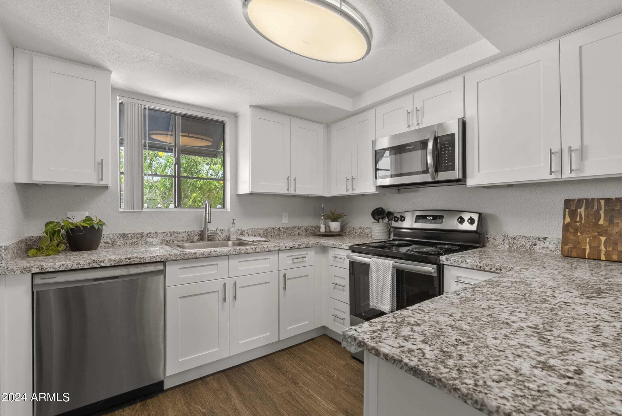 16220 North 7th Street, Unit S2 Phoenix, AZ 85022 - Photo 3 of 17 Kitchen