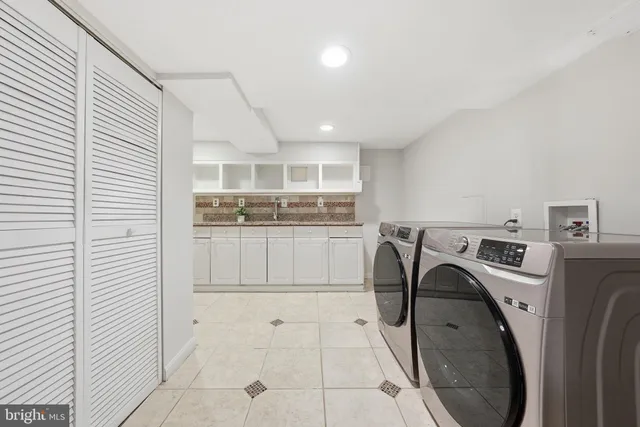 a view of kitchen with washer and dryer