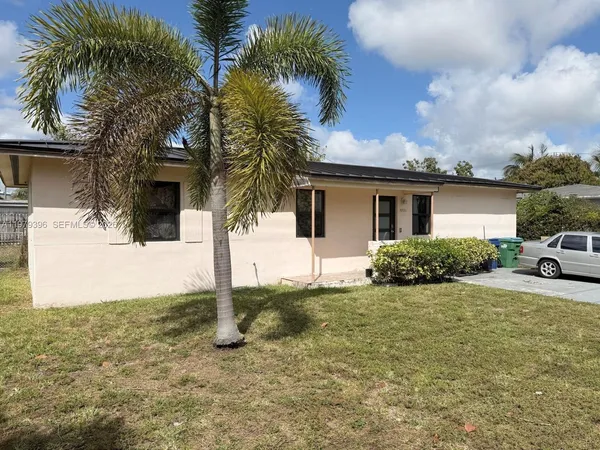 a view of a house with backyard and garden
