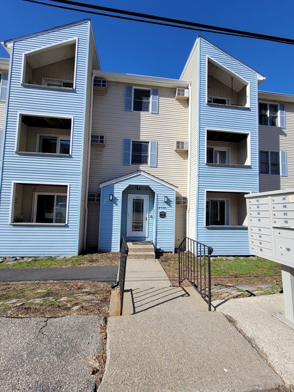 7 Gibbs Street, Unit 7 Worcester, MA 01607 - Photo 20 of 20 a front view of a house with yard