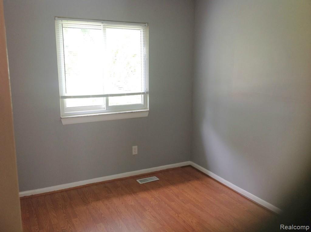 2565 Longview Avenue Rochester Hills, MI 48307 - Photo 2 of 19