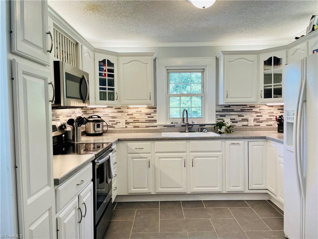 Cooking is fun in this kitchen. Whip up your favorites, then retreat to the pool to relax!