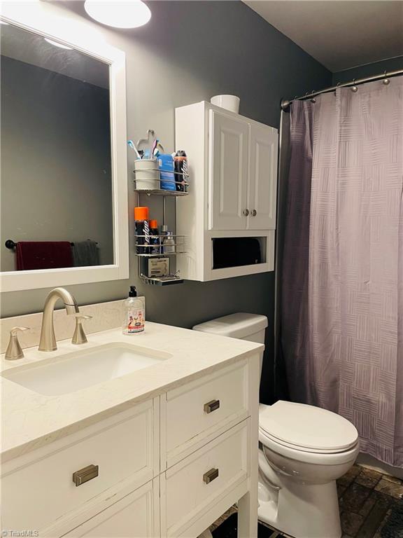 2800 Turner Road Lexington, NC 27292 - Photo 10 of 15 Full bath with tub/shower is shared by both bedrooms