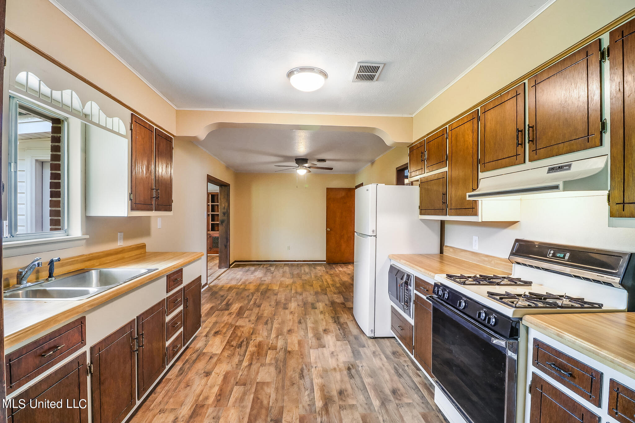 15085 Dedeaux Road Gulfport, MS 39503 - Photo 4 of 16 4