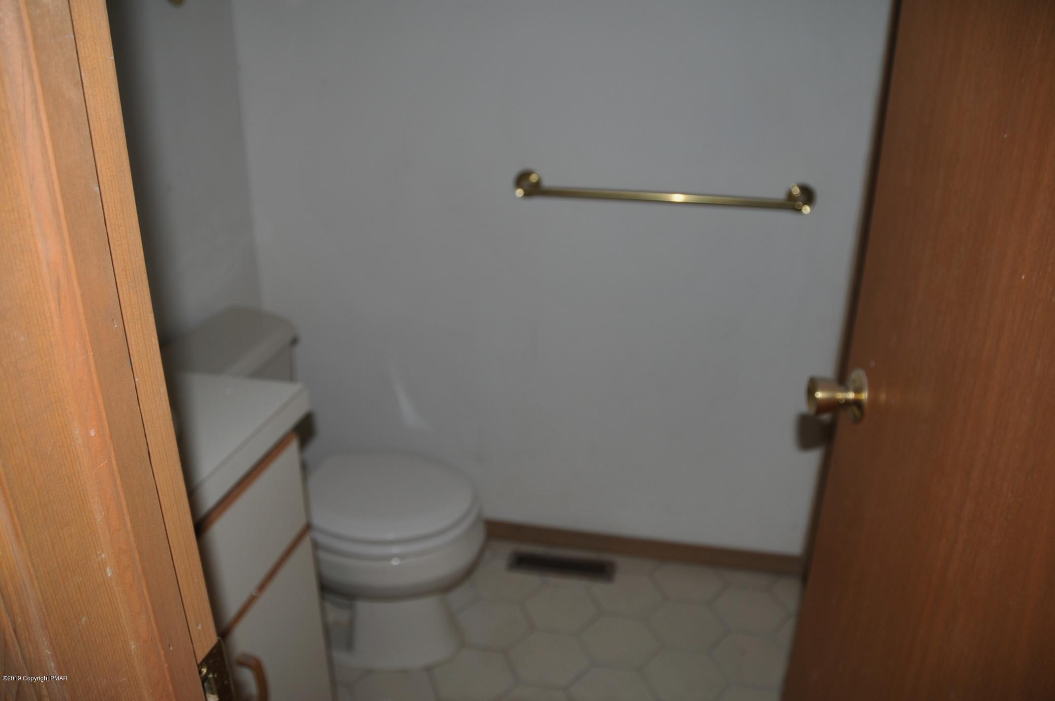 3004 Braintree Court Bushkill, PA 18324 - Photo 8 of 13 096