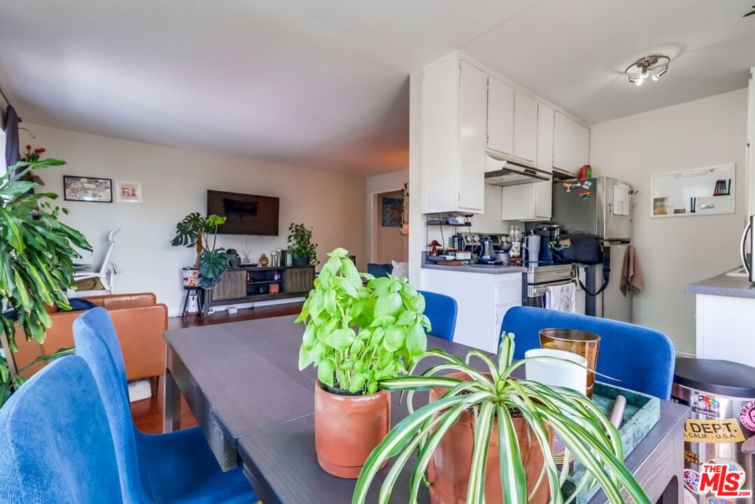 3734 South Canfield Avenue, Unit 331 Los Angeles, CA 90034 - Photo 19 of 45 a living room with furniture potted plant a kitchen area and a couch