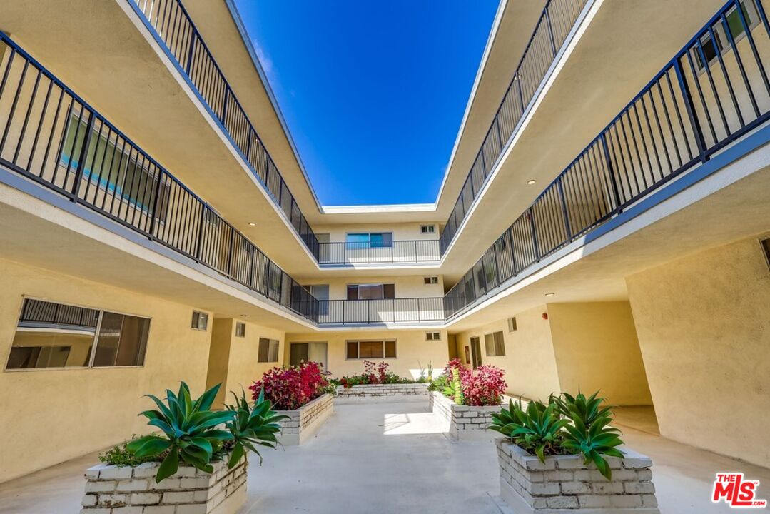 3734 South Canfield Avenue, Unit 331 Los Angeles, CA 90034 - Photo 7 of 45 a view of an entryway