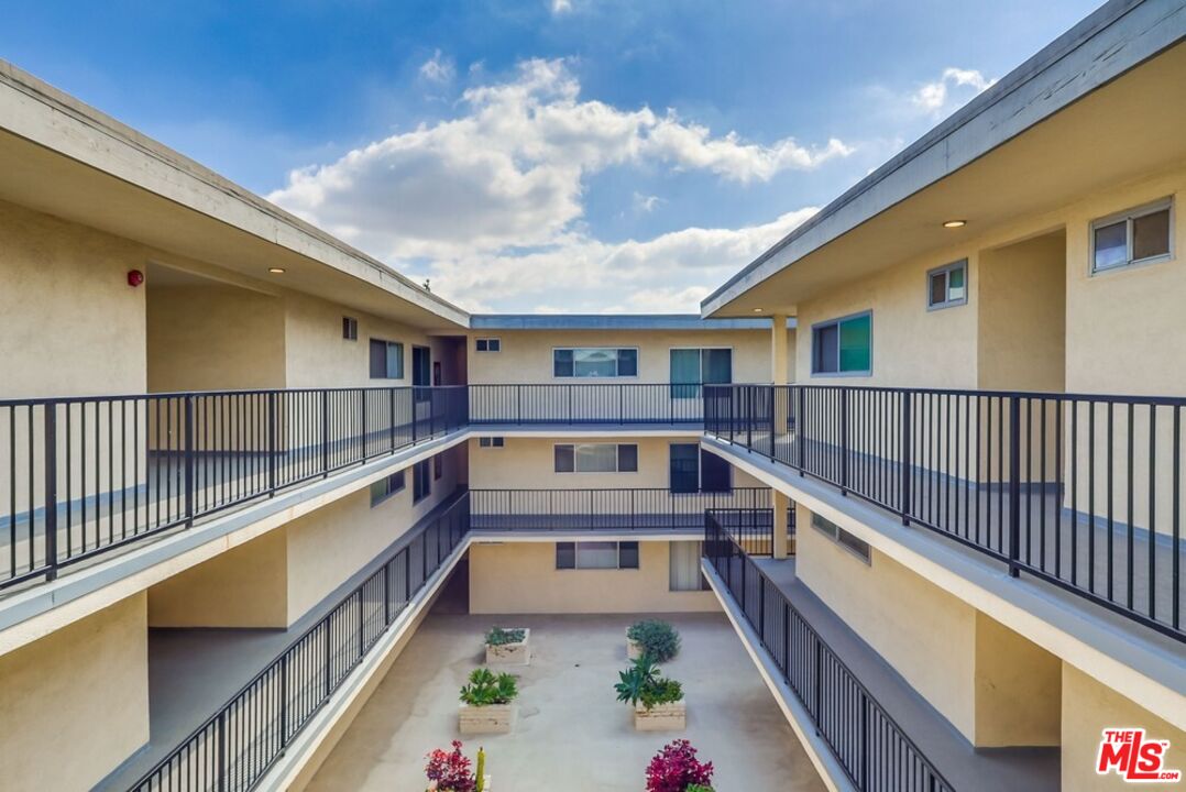 3734 South Canfield Avenue, Unit 331 Los Angeles, CA 90034 - Photo 9 of 45 a view of balcony with yard