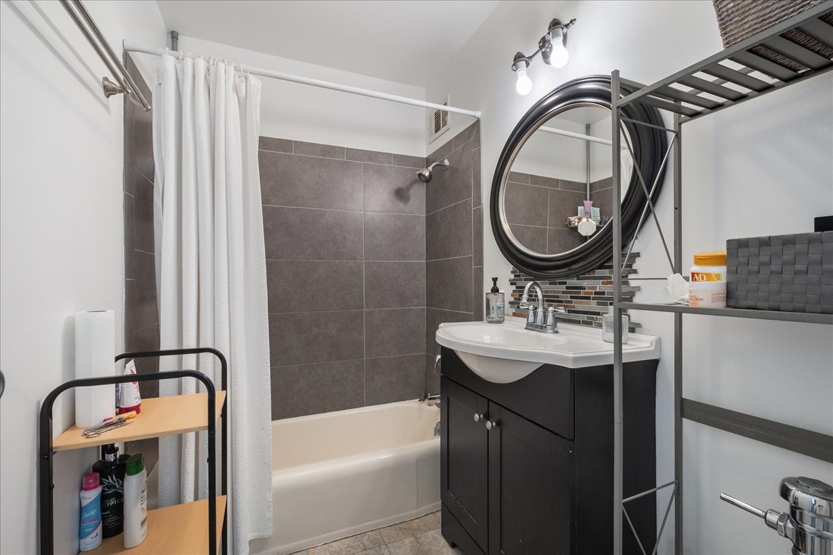 6157 North Sheridan Road, Unit 6K Chicago, IL 60660 - Photo 12 of 14