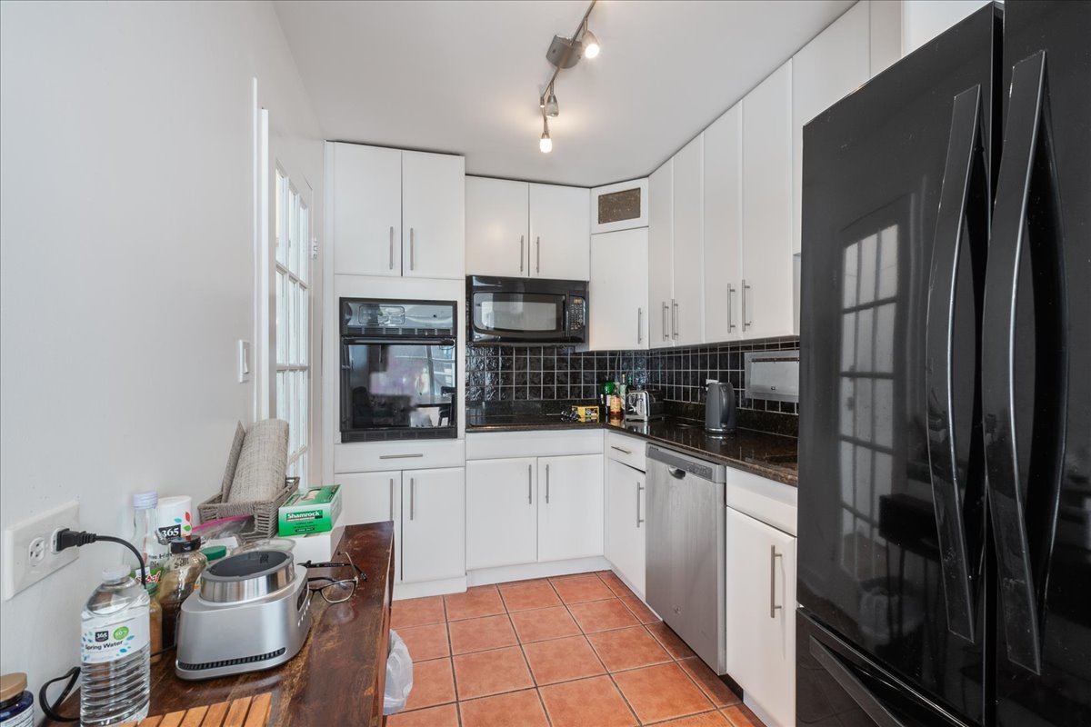 6157 North Sheridan Road, Unit 6K Chicago, IL 60660 - Photo 9 of 14