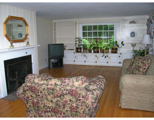 11 Hampton Knolls Road Holyoke, MA 01040 - Photo 2 of 8 Gallery Image 2